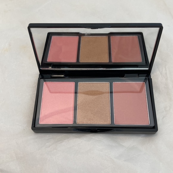 Elizabeth Arden New York Bundle Blush Highlighter and Eyeshadow - Picture 4 of 7